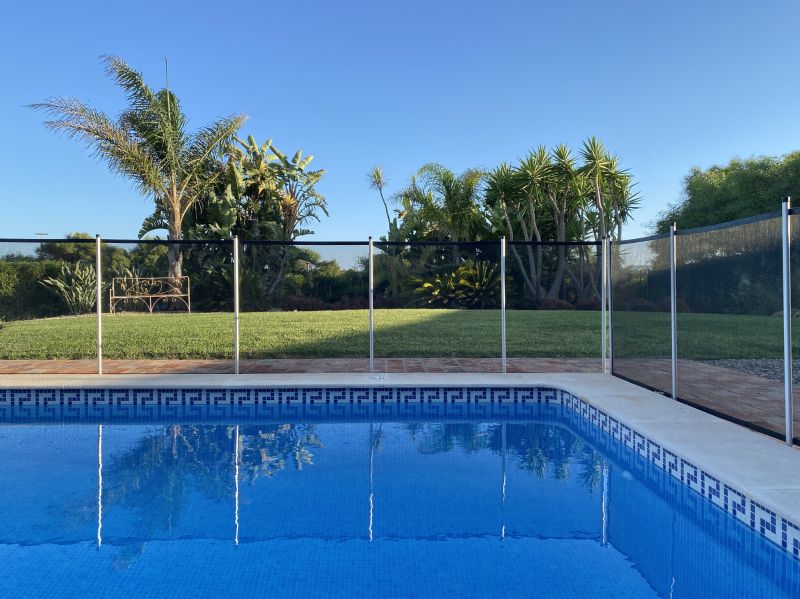 Mesh Pool Fence Construction